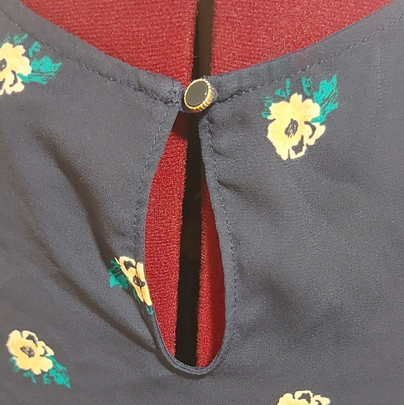 Floral pattern cut out blouse - Picture 3 of 3